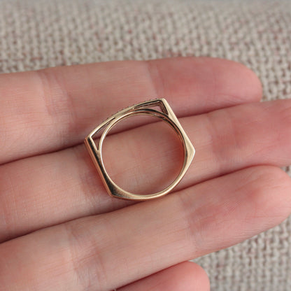 Modern Pre-owned 9ct Gold & Diamond Flat Front Split Ring