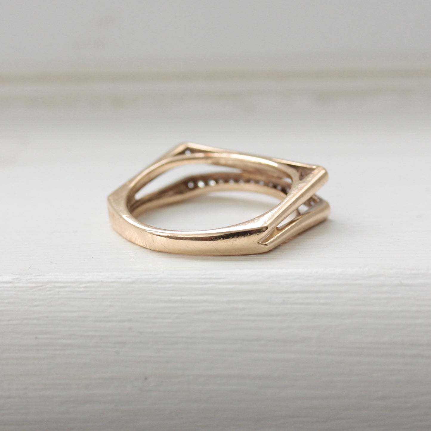 Modern Pre-owned 9ct Gold & Diamond Flat Front Split Ring