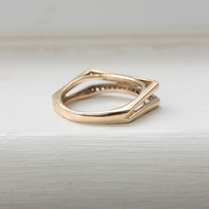 Modern Pre-owned 9ct Gold & Diamond Flat Front Split Ring