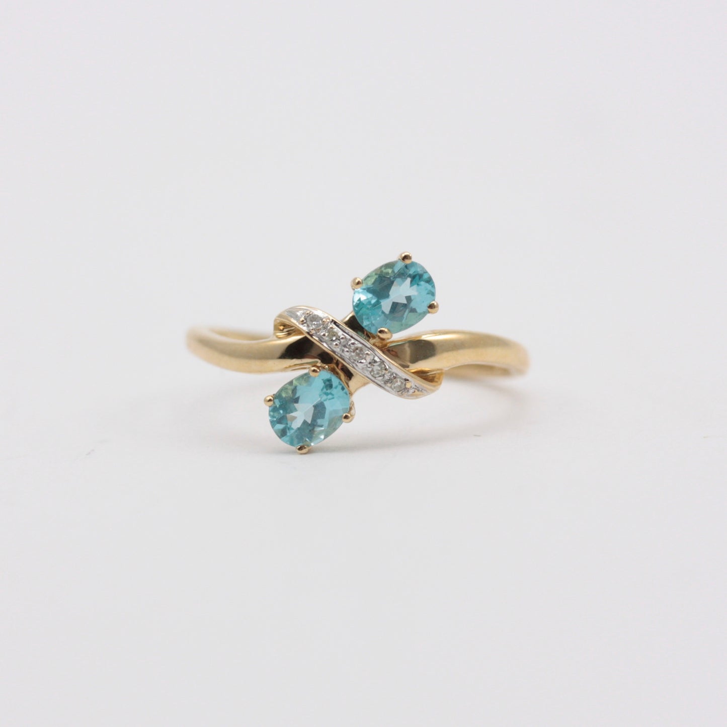 pre-owned 9ct gold ring with diamonds and topaz blue cz