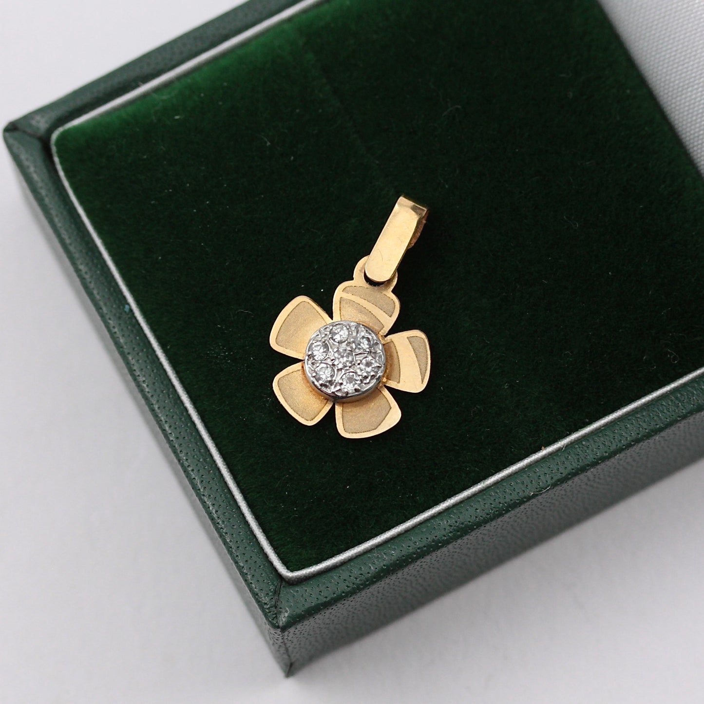 Pre-owned Small Yellow Gold and Cubic Zirconia Daisy Pendant