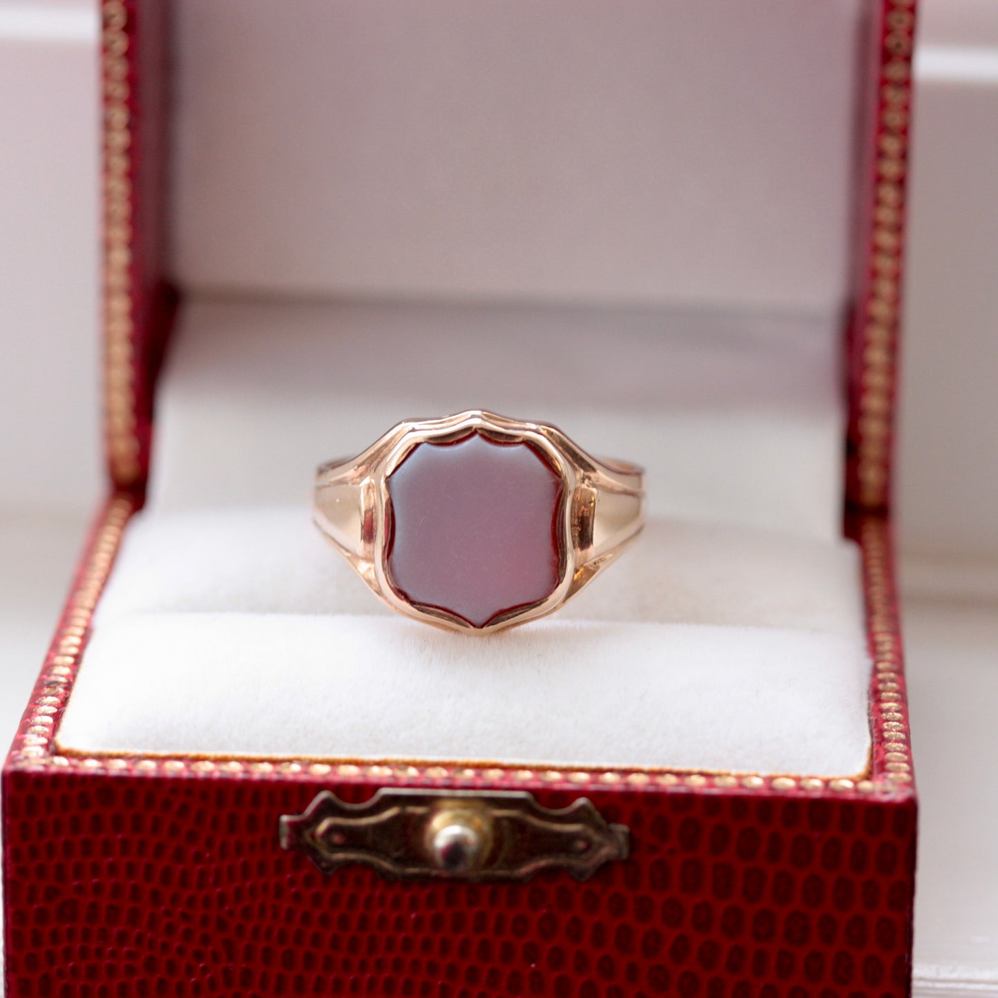 Victorian 9ct gold shield signet ring