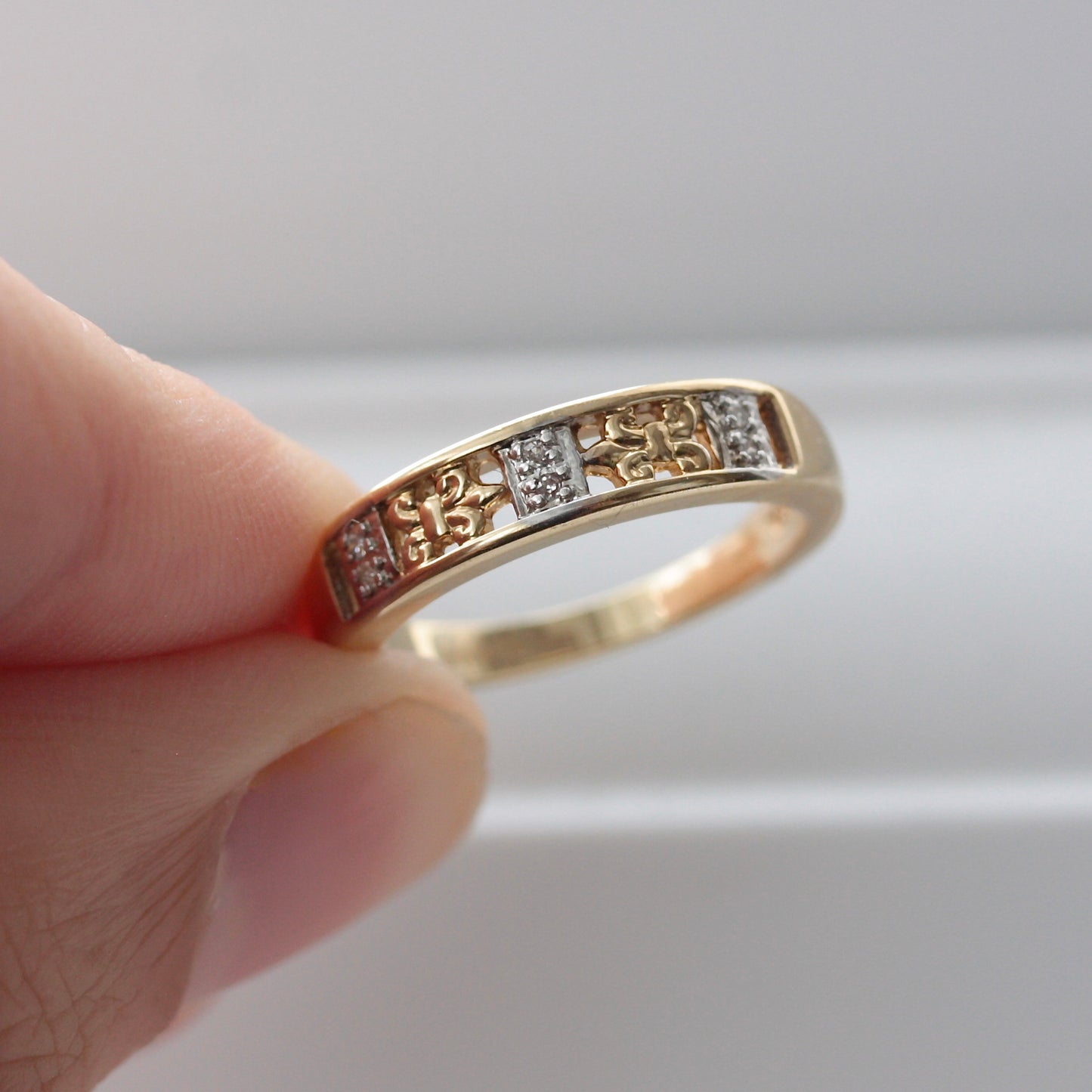 Vintage 9ct Gold Diamonds and Bows Band Ring