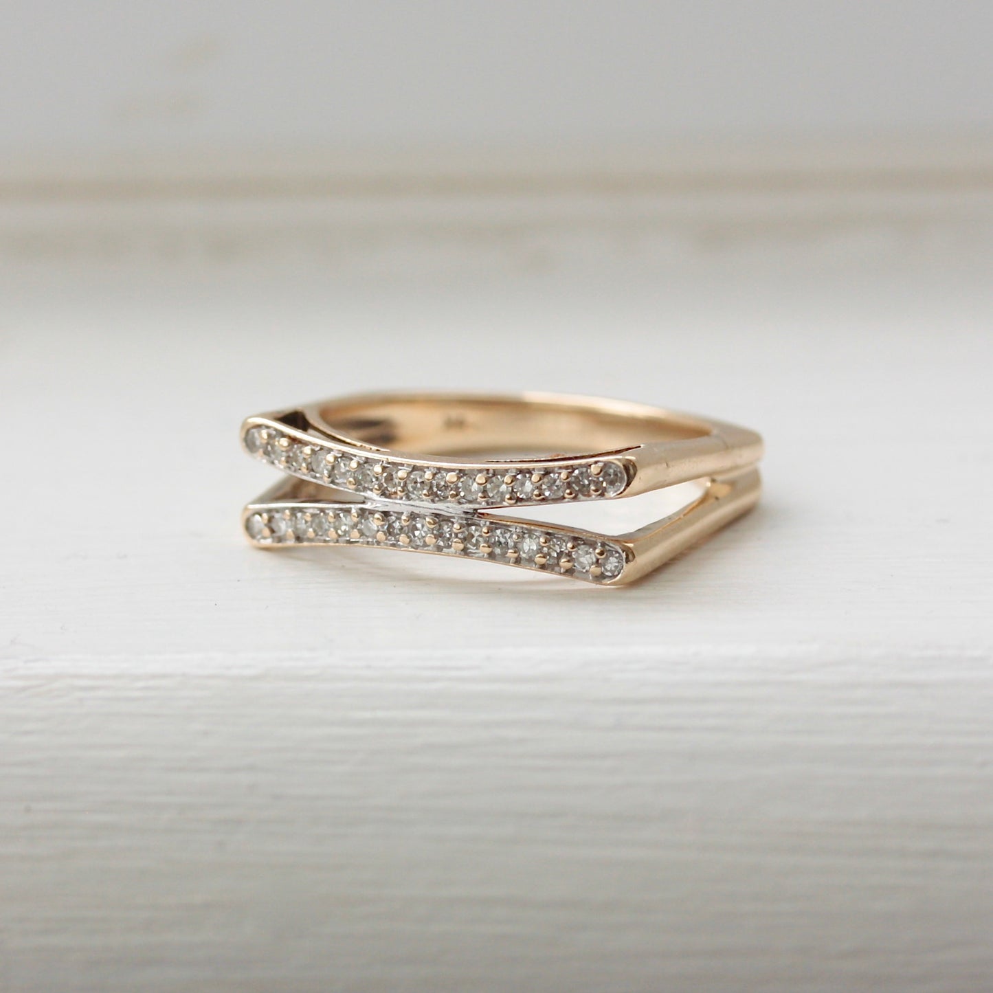 Modern Pre-owned 9ct Gold & Diamond Flat Front Split Ring
