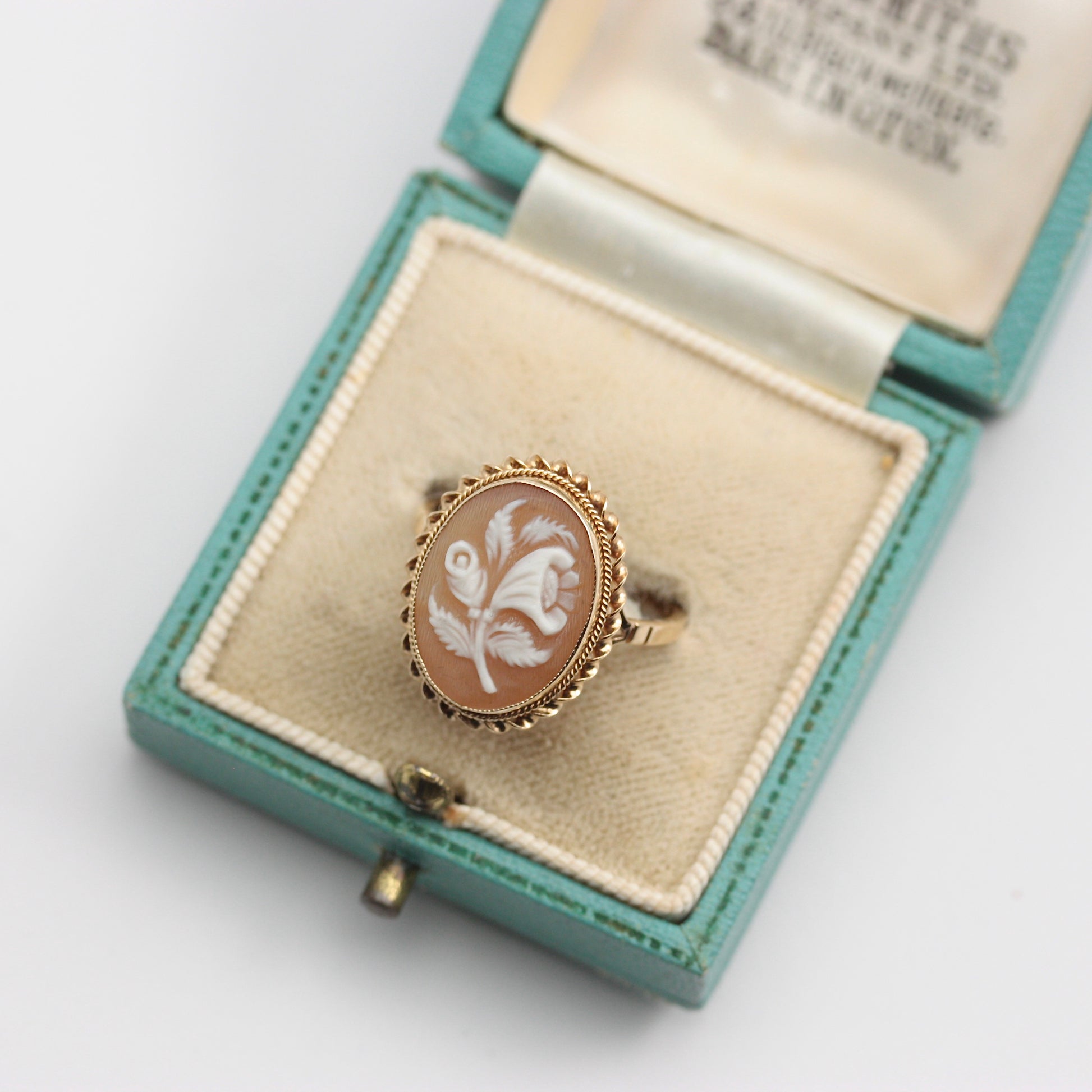 vintage gold cameo ring