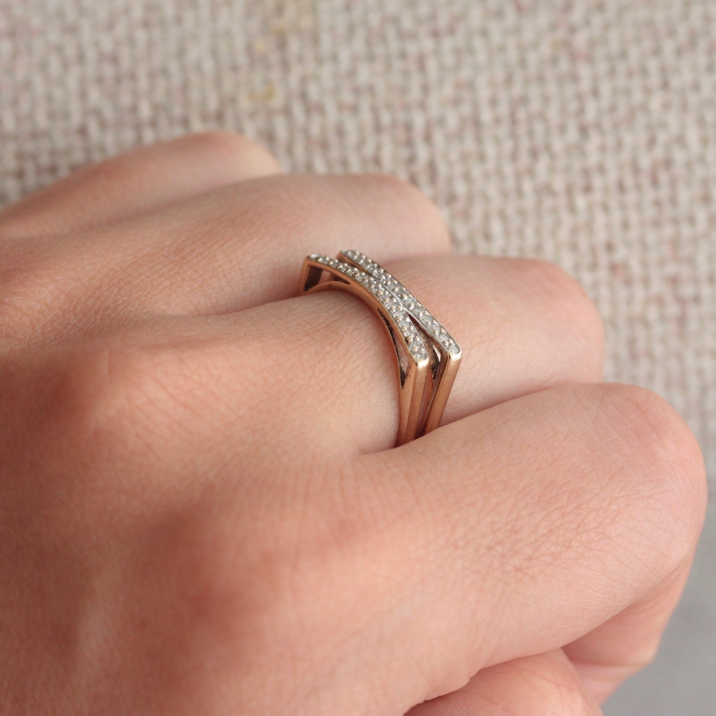 Modern Pre-owned 9ct Gold & Diamond Flat Front Split Ring