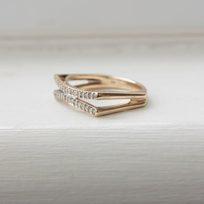 Modern Pre-owned 9ct Gold & Diamond Flat Front Split Ring