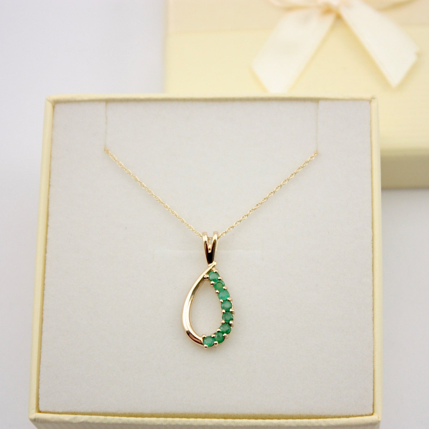 Small Vintage Solid 9ct Gold Emerald Open Teardrop Pendant