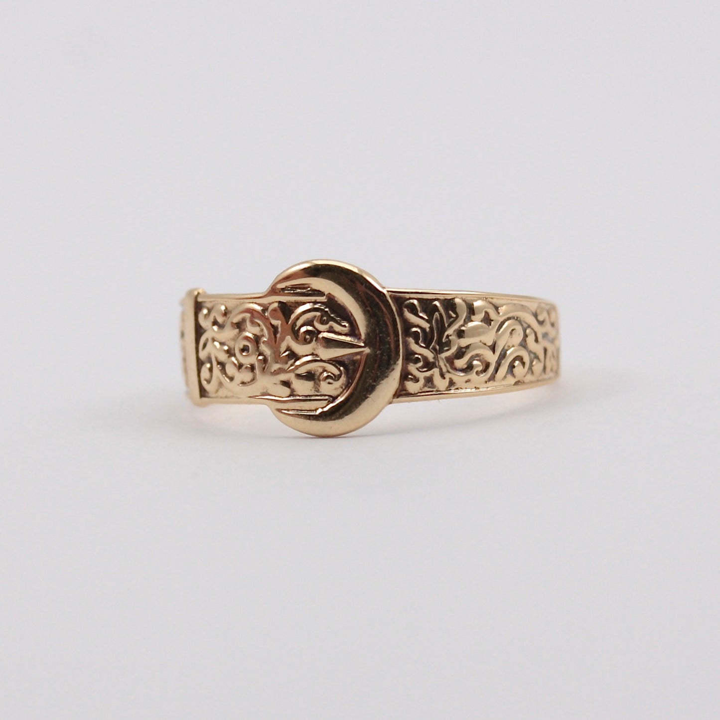 Modern Pre-owned 9ct Gold Patterned Buckle Ring