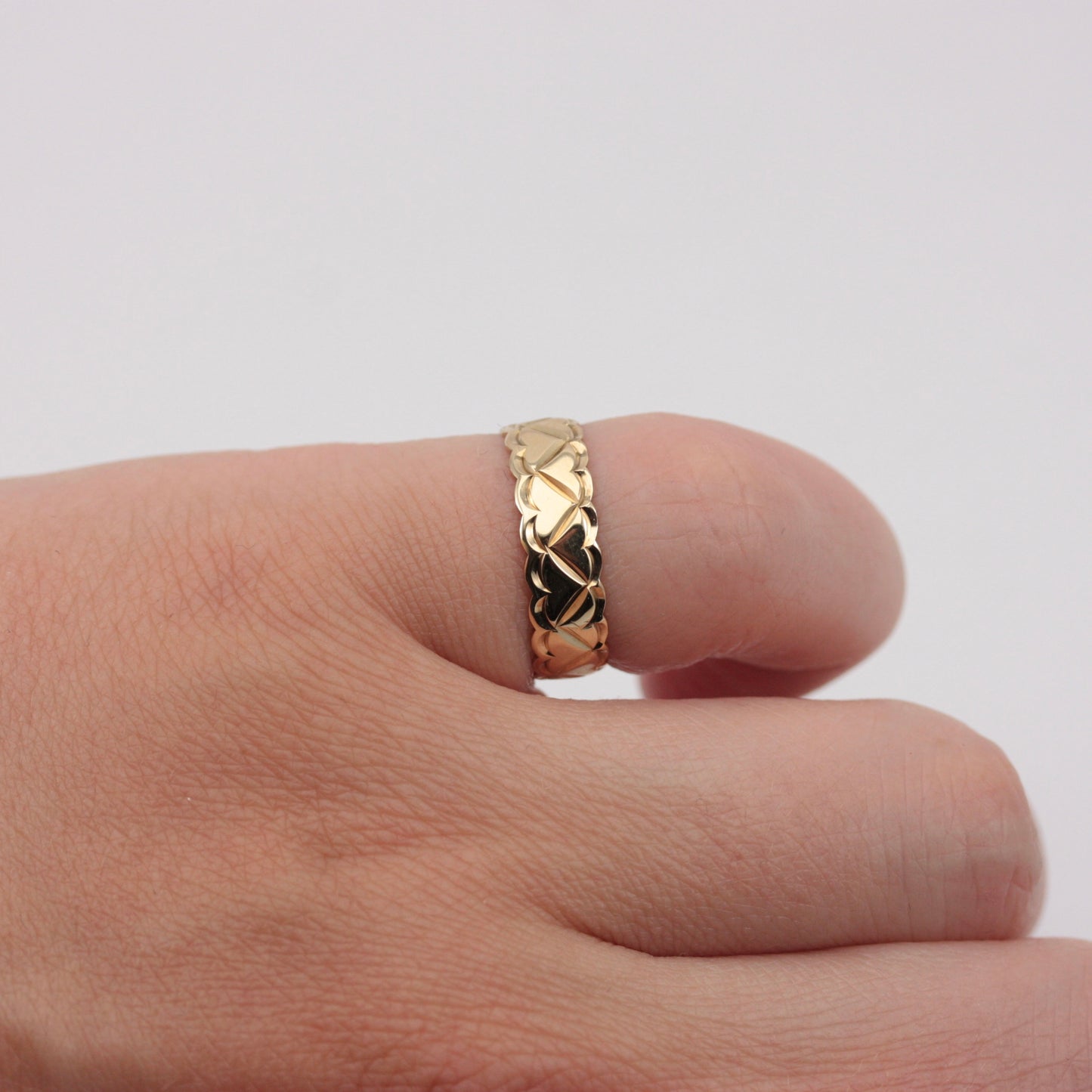 Vintage 9ct Gold Scalloped Edge Heart Patterned Band, 1987