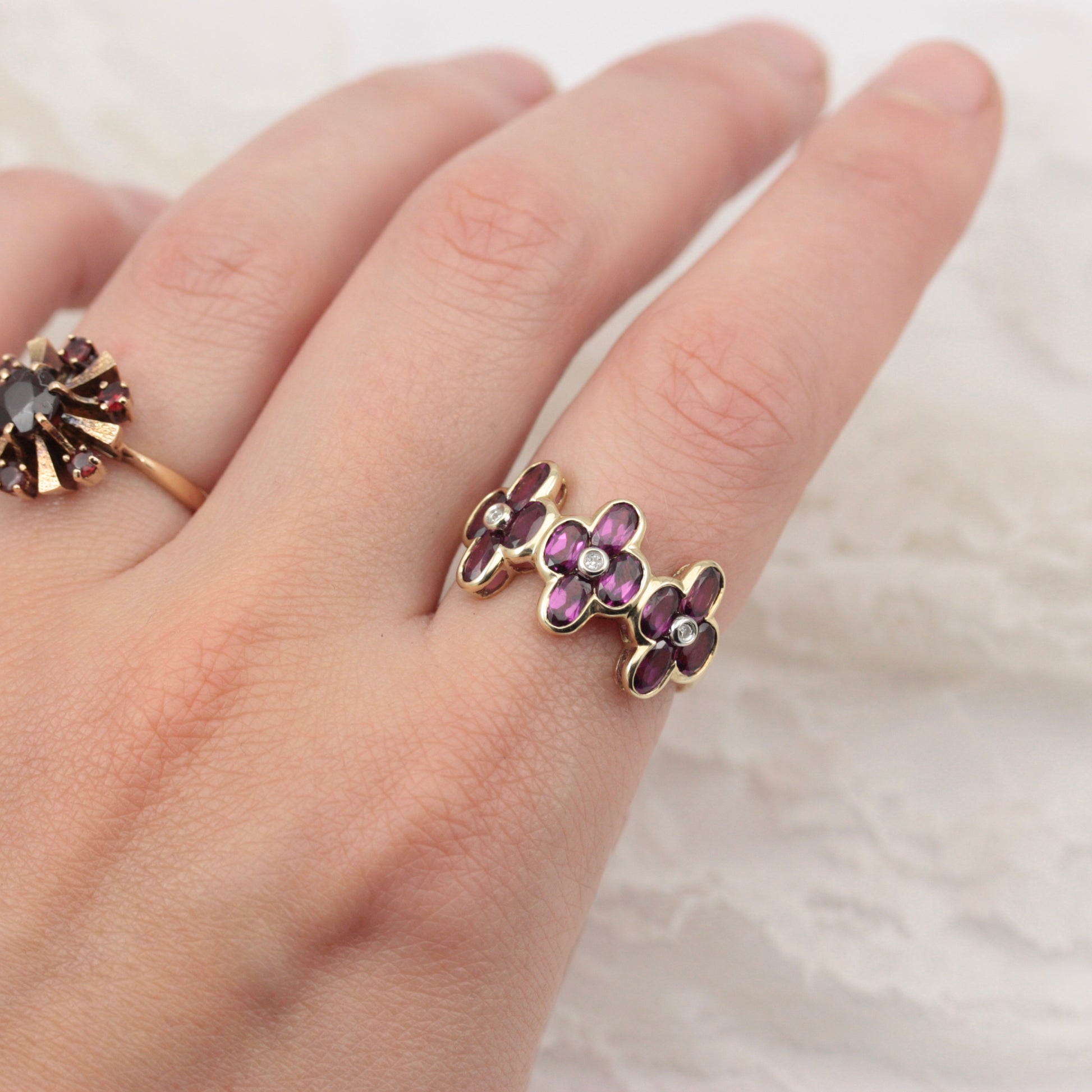 second hand 9ct gold garnet quatrefoil ring