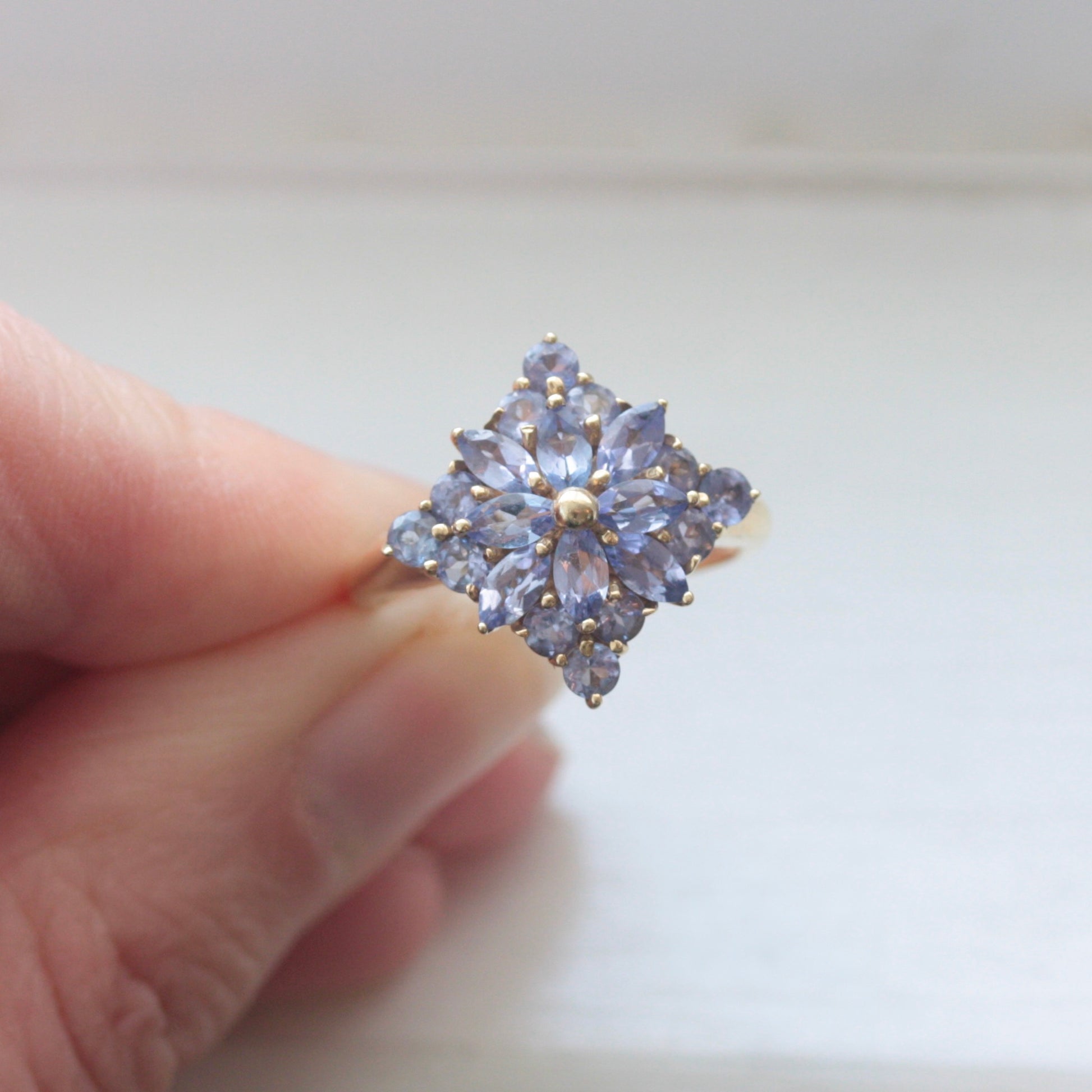 9ct gold tanzanite ring pre-owned