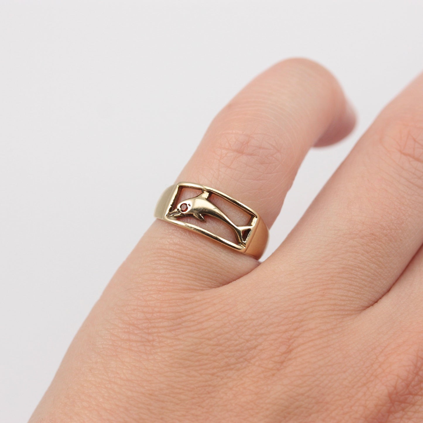 vintage 9ct gold dolphin ring with garnet eye