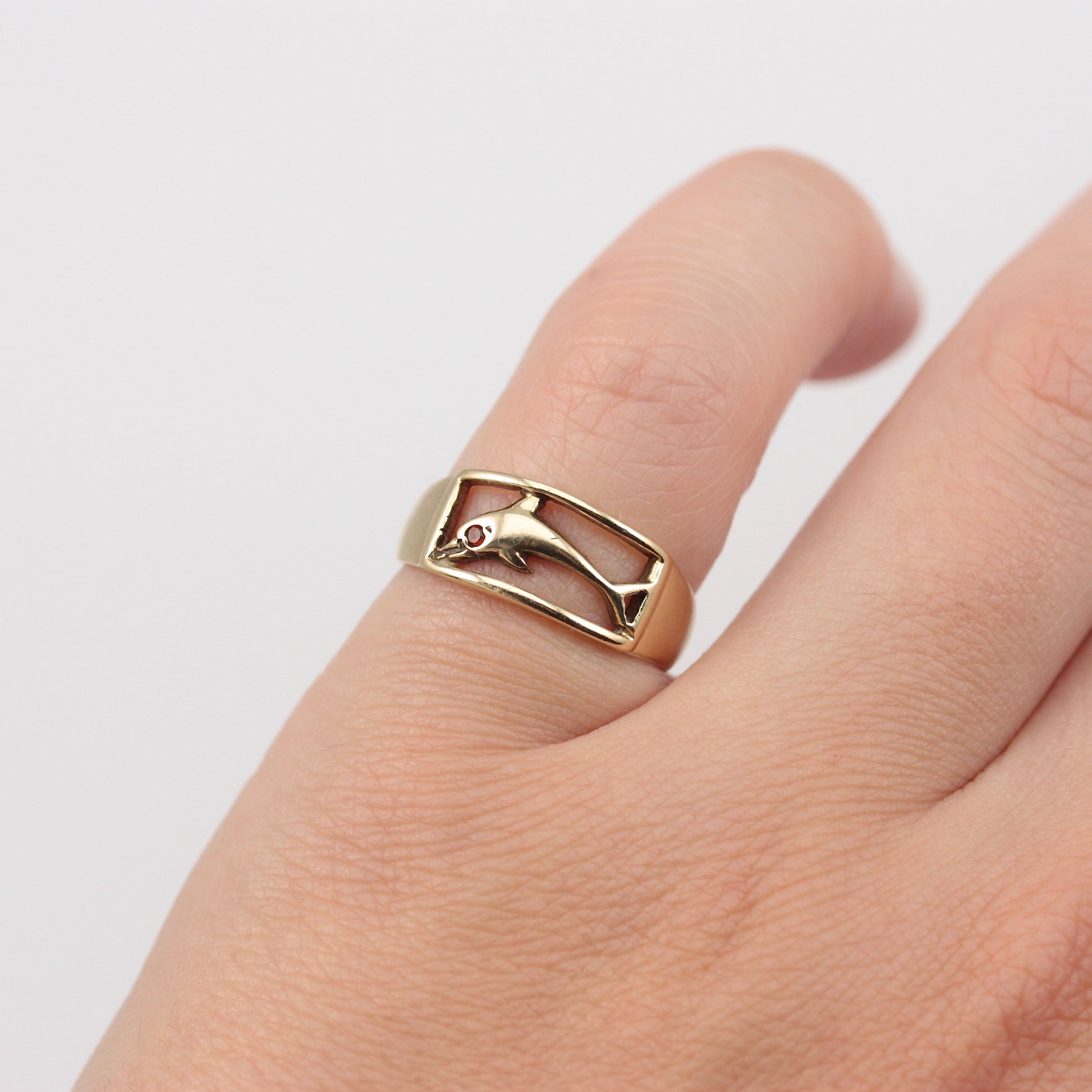 vintage 9ct gold dolphin ring with garnet eye