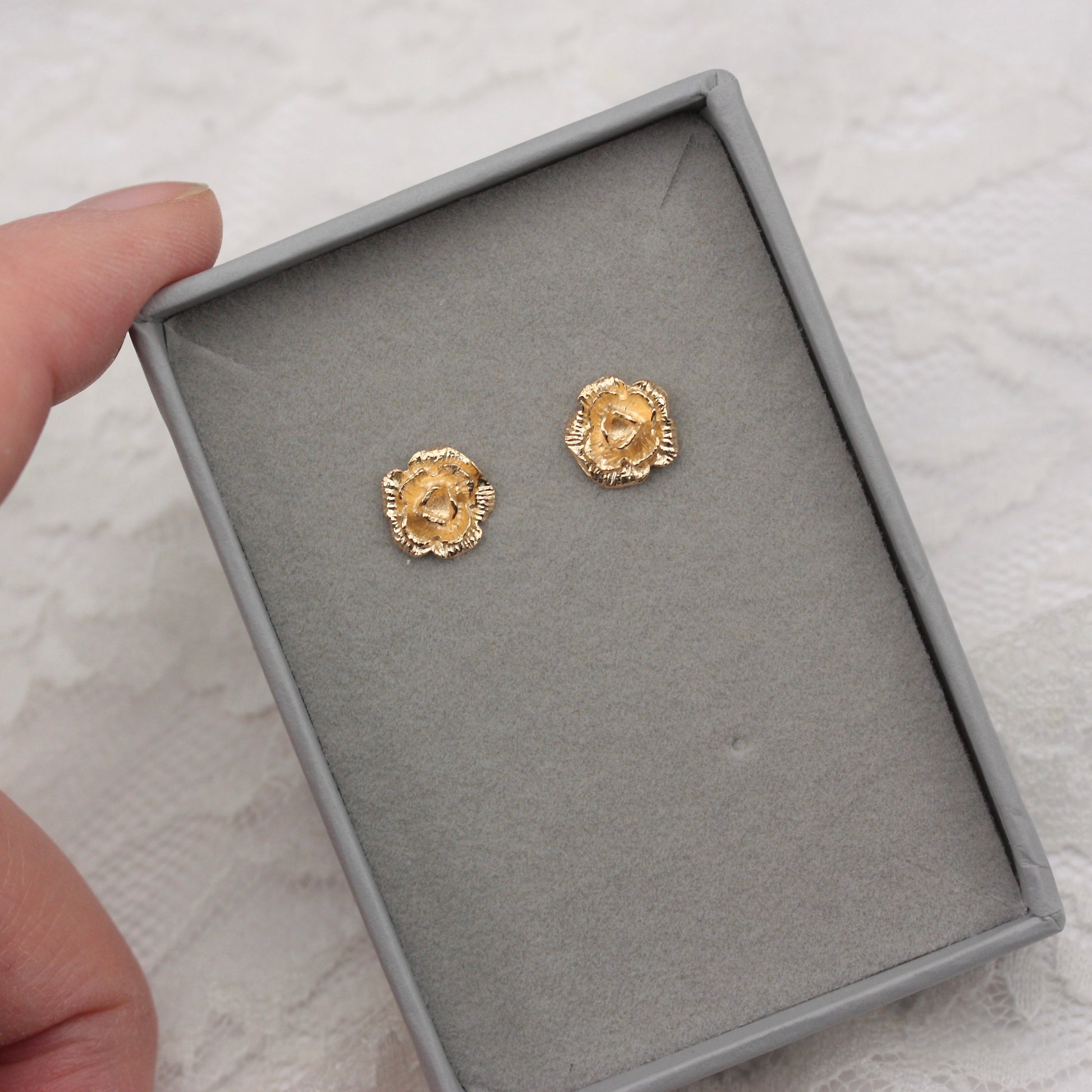 9ct gold vintage flower studs
