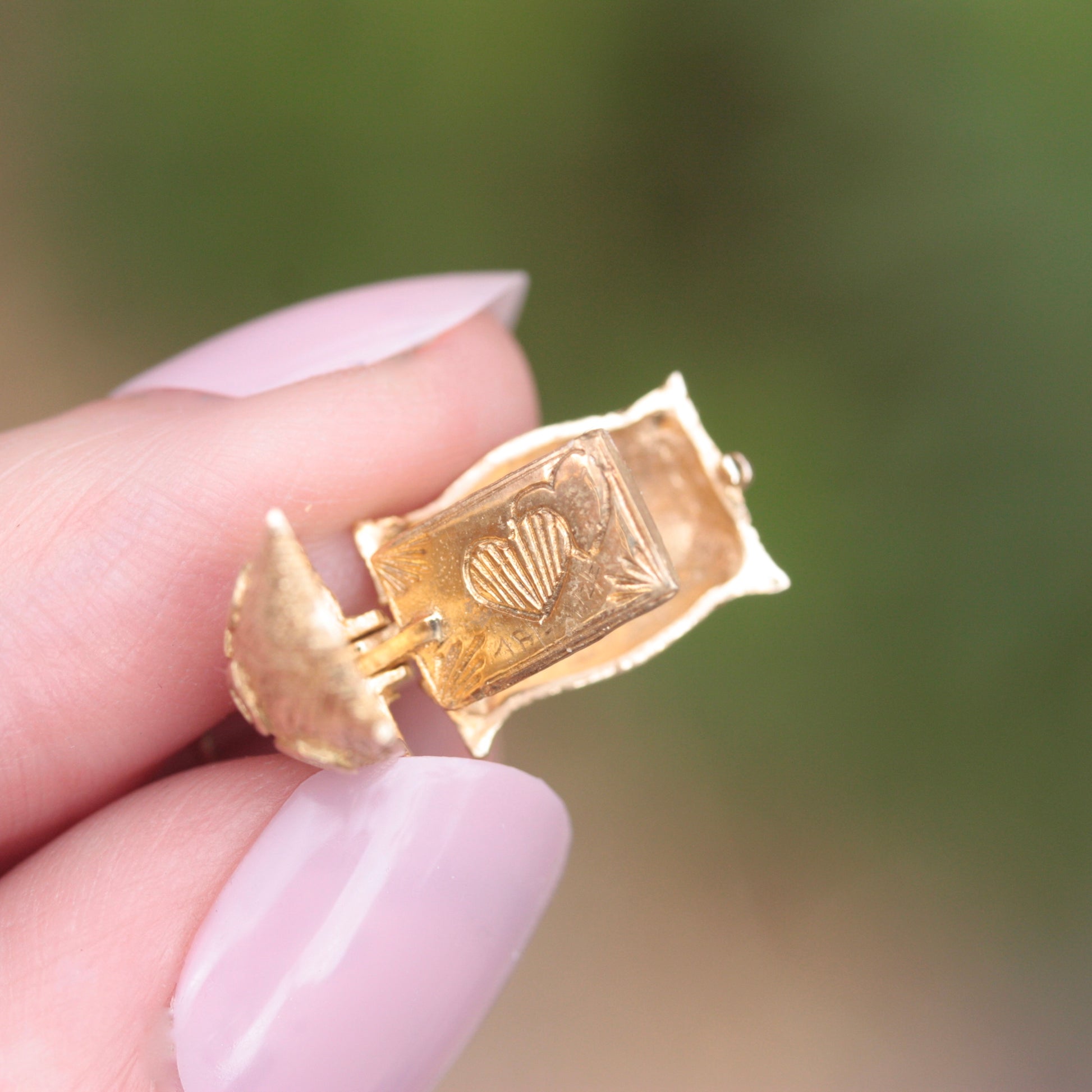 vintage 9ct gold opening mail bag with love letter inside