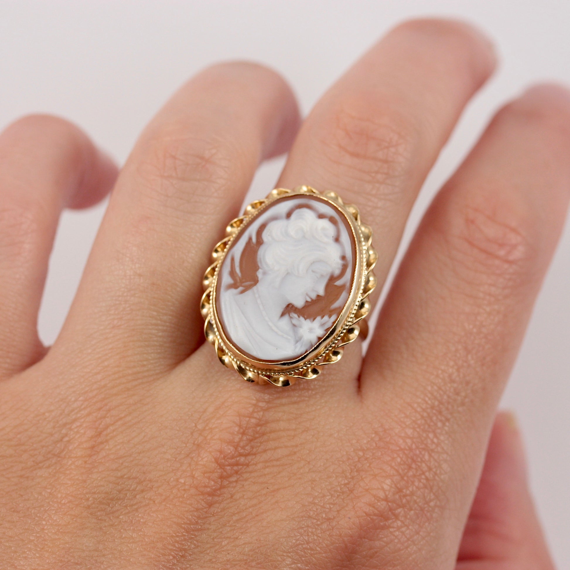 1970s 9t gold cameo ring