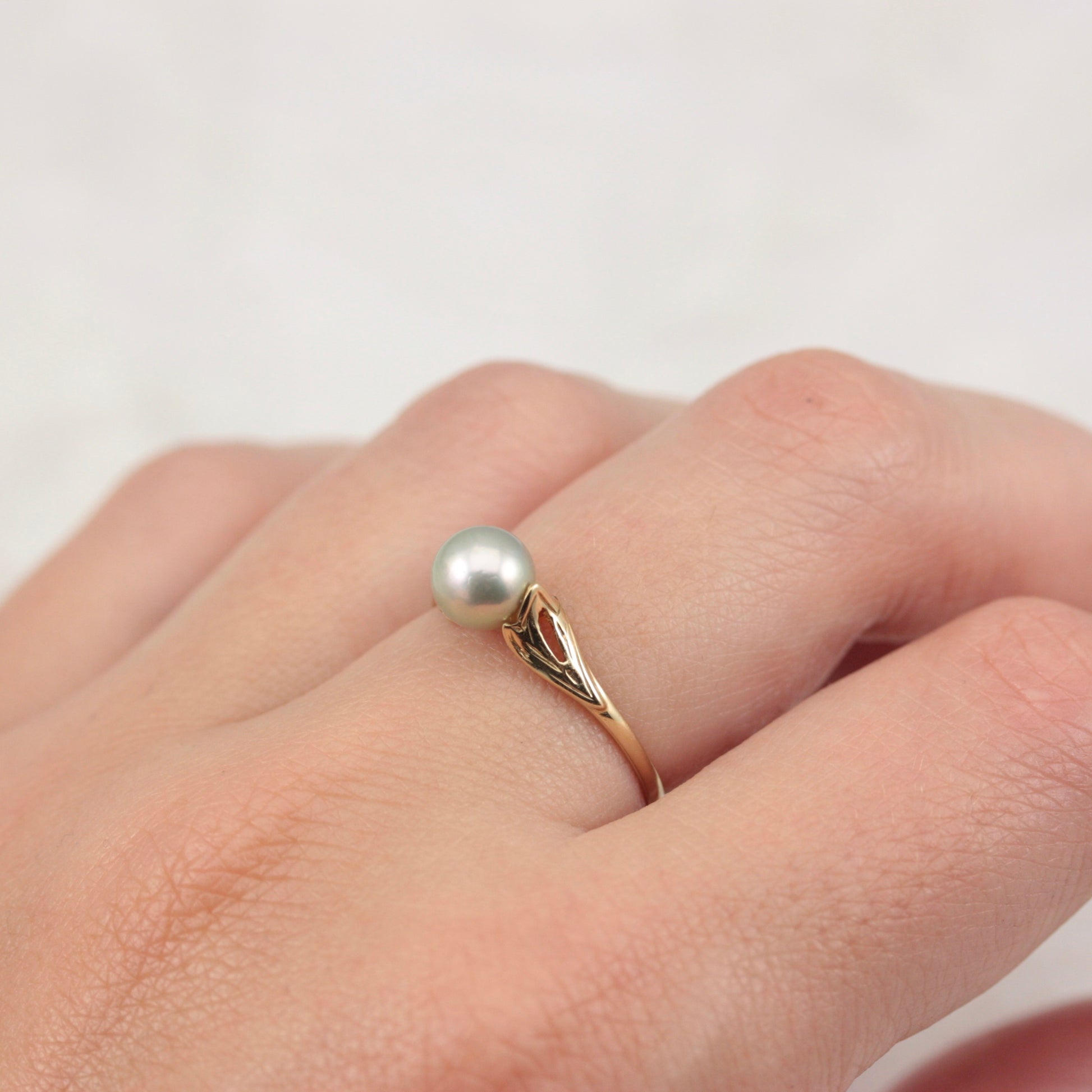9ct gold grey pearl ring