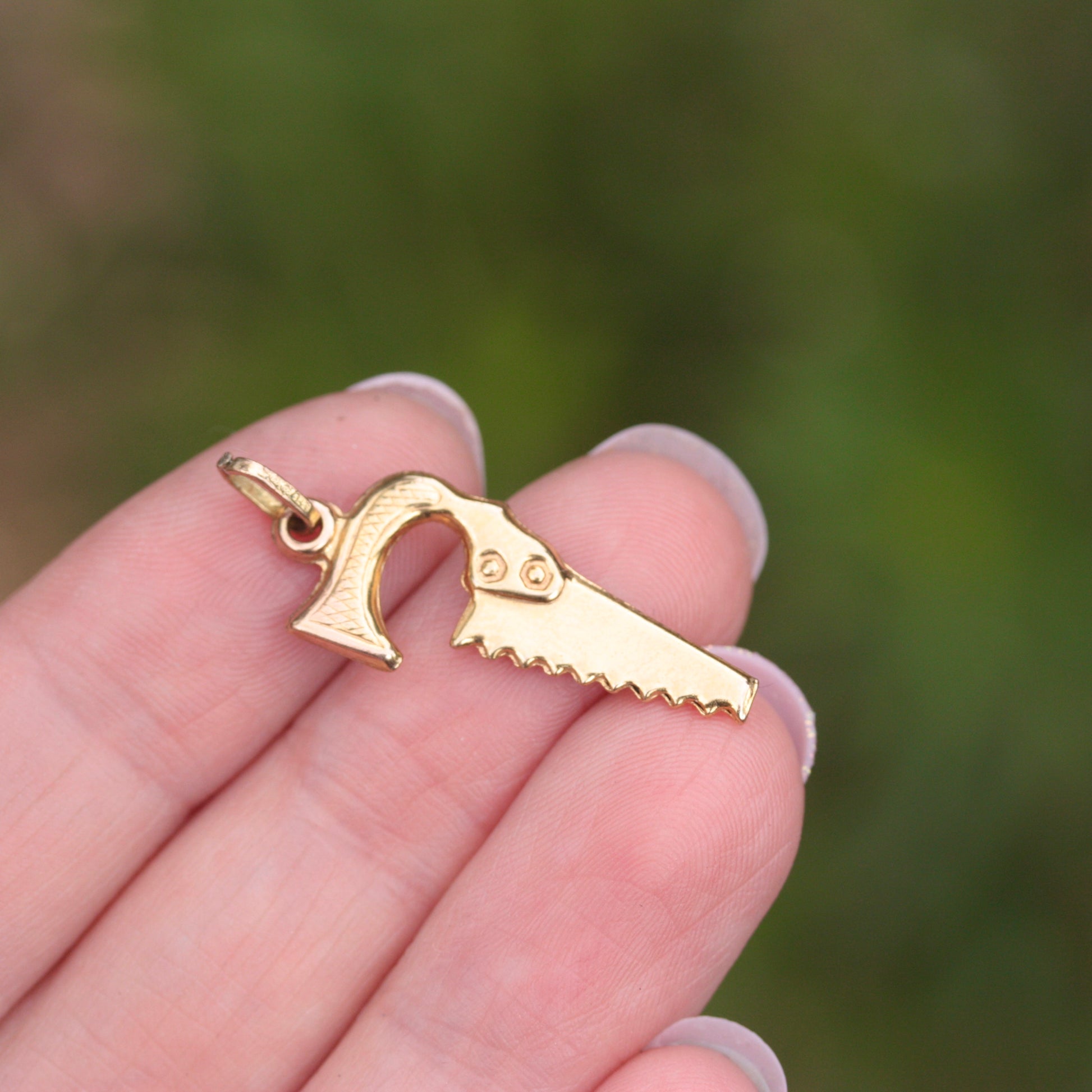 1980s 9ct gold hand saw charm