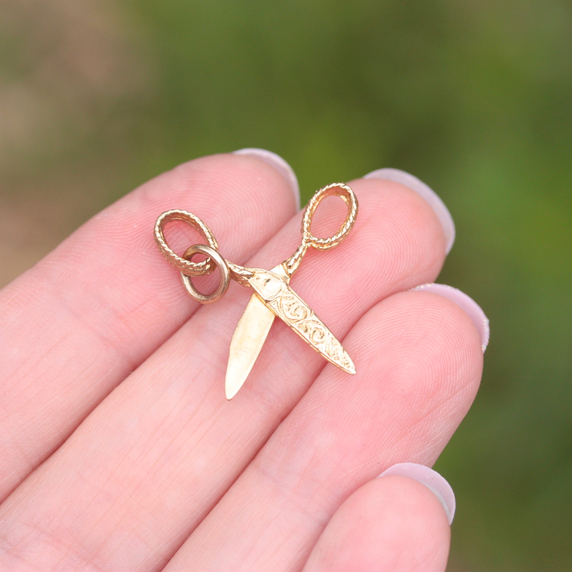9ct gold moving scissors charm