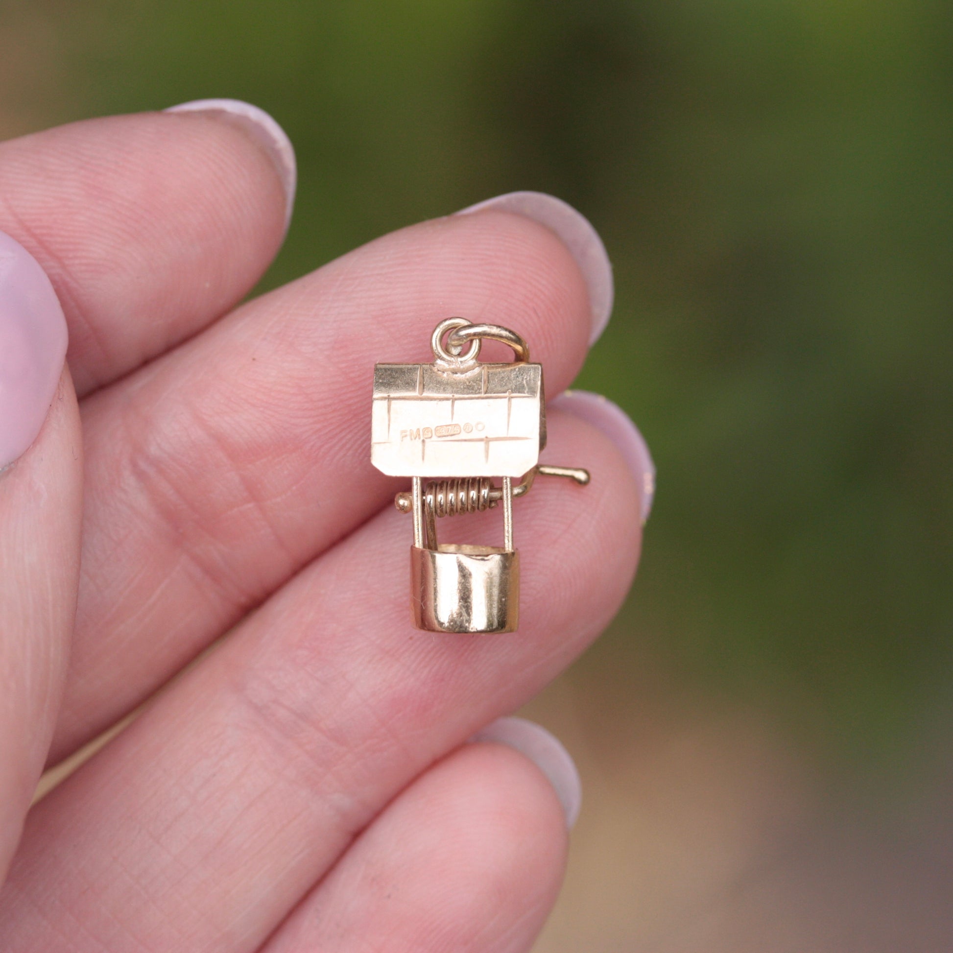 9ct gold wishing well charm