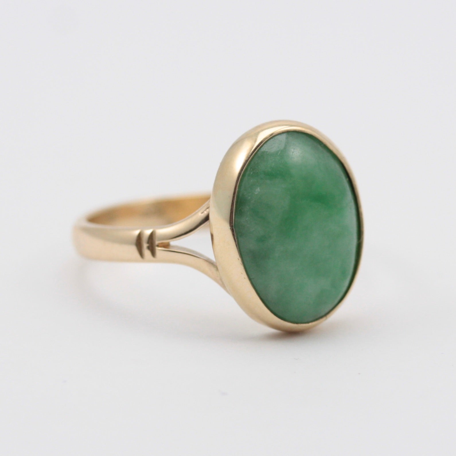 Vintage 9ct Gold and Jade Ring