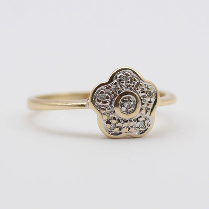 Pre-owned 9ct Gold Diamond Daisy Ring