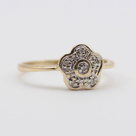Pre-owned 9ct Gold Diamond Daisy Ring