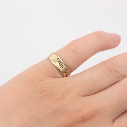 Vintage 9ct Gold Patterned Wedding Ring with Leaf Design , 1979